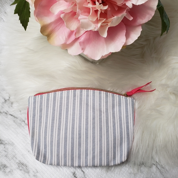 💕 IPSY January 2019 Glam Bag White and blue Stripes - Picture 7 of 8